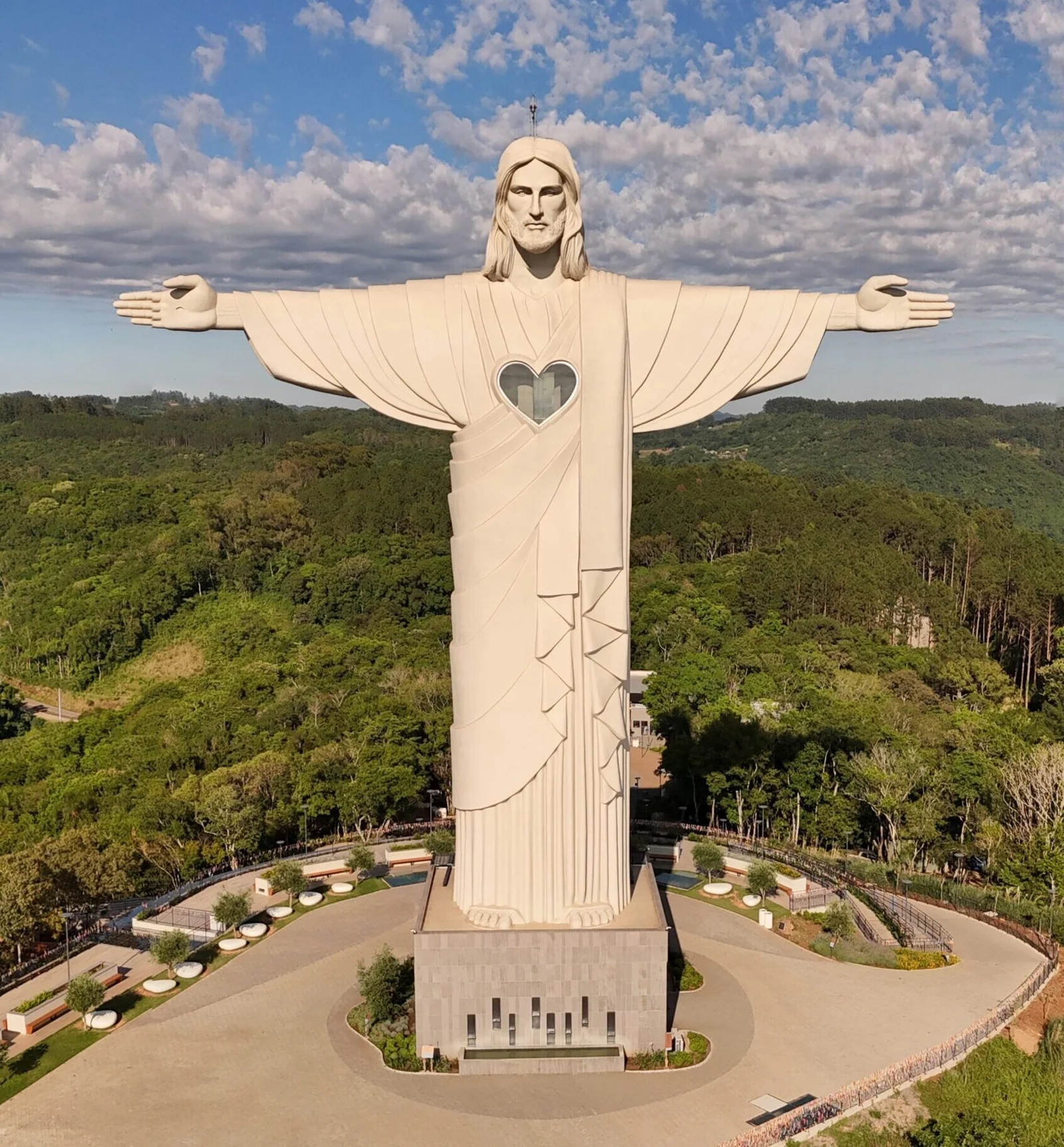 Cristo Protetor de Encantado, próximo à Casa Angelina