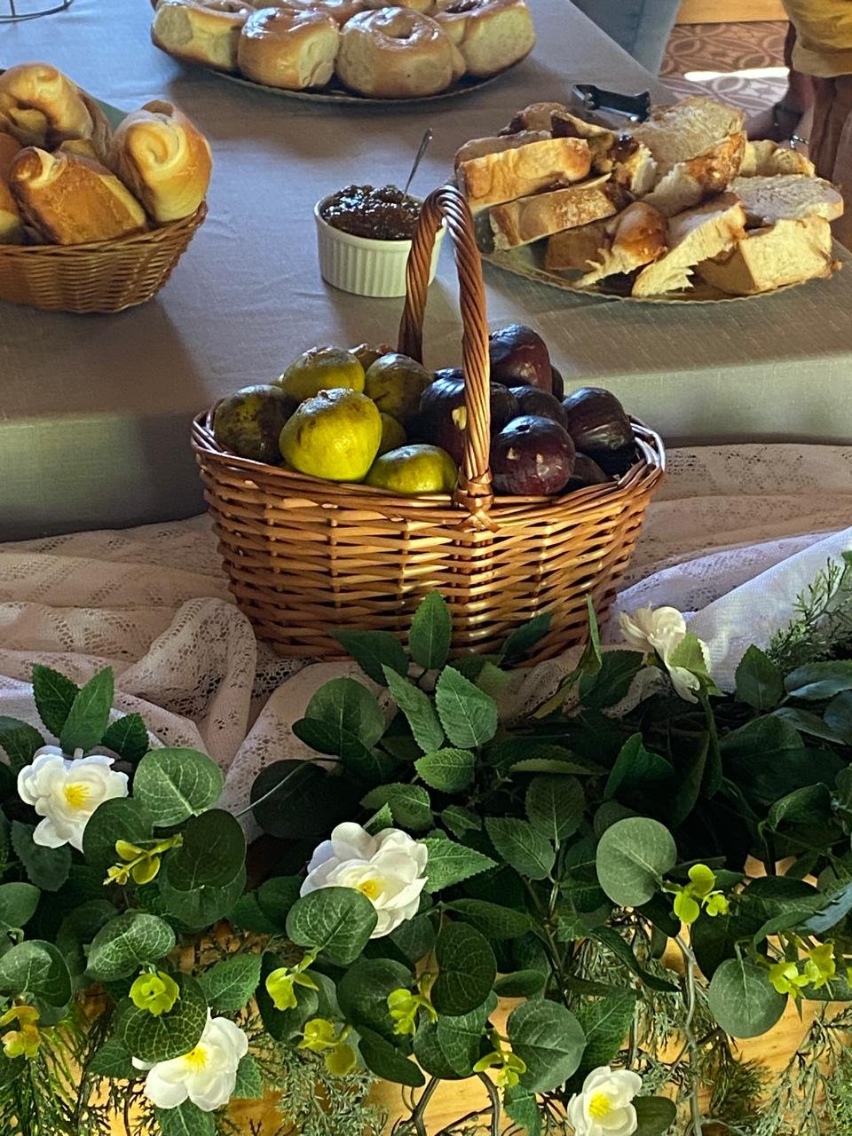 Mesa com figos e pães coloniais